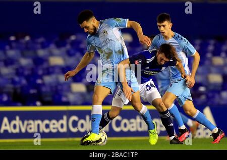 Maxime Biamou di Coventry City (a sinistra) e Ivan Sunjic (al centro) di Birmingham City combattono per la palla Foto Stock