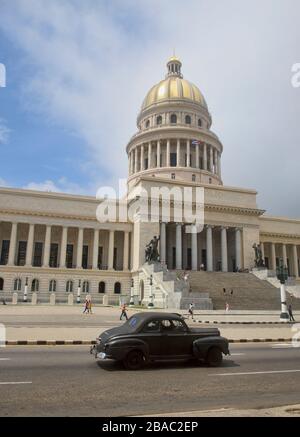 L'auto classica passa davanti all'edificio Capitolio, l'Avana, Cuba Foto Stock