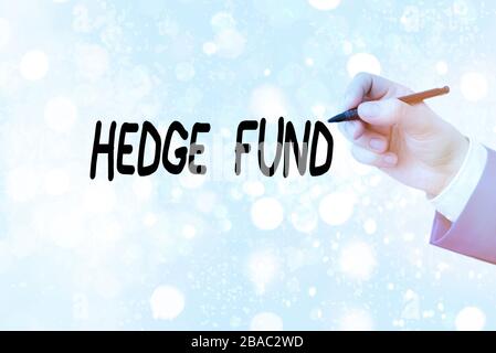 Conceptual la scrittura a mano che mostra gli hedge fund. Concetto significato fondamentalmente un nome di fantasia per un investimento alternativo il partenariato Foto Stock