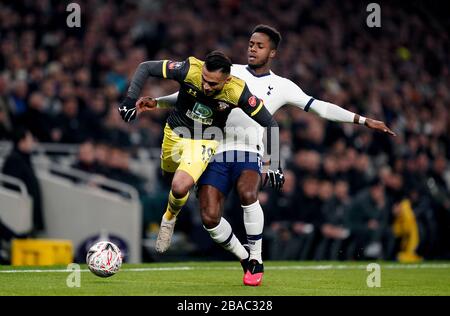 Sofiane Boufal di Southampton (a sinistra) e Ryan Sessegnon di Tottenham Hotspur combattono per il pallone Foto Stock