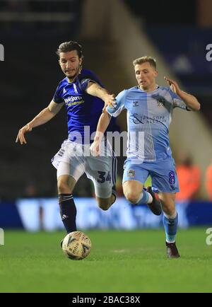 Ivan Sunjic di Birmingham City (a sinistra) e Jamie Allen di Coventry Ciy combattono per la palla Foto Stock