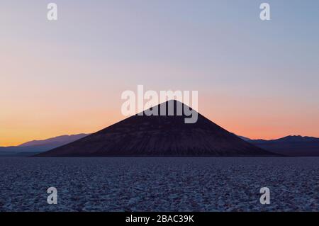 Alba nel cono d'Arita a sud del Saline Arizaro, Tolar Grande, Salta, Argentina. Foto Stock