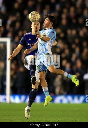 Callum o'Hare (a destra) di Coventry City vince un titolo Foto Stock