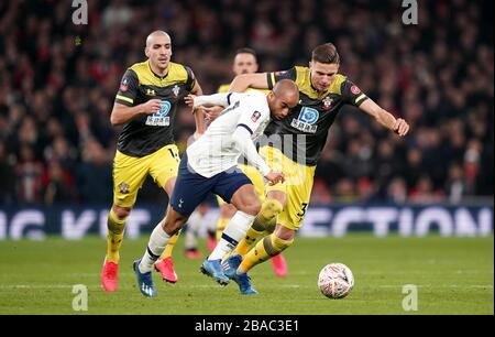 Lucas Moura di Tottenham Hotspur (a sinistra) e Jan Bednerek di Southampton combattono per la palla Foto Stock