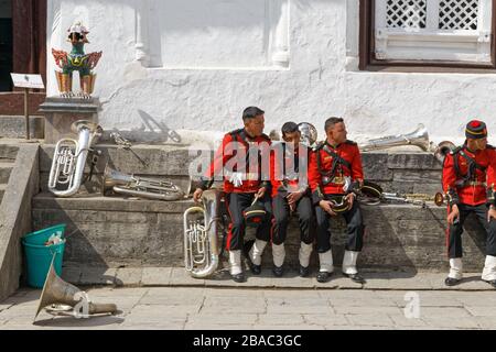 Kathmandu, Nepal. 2 Feb 2014. Soldati nepalesi nel Museo del Palazzo Hanuman Dhoka nel complesso del Palazzo Hanuman Dhoka, che era il reale nepalese Foto Stock