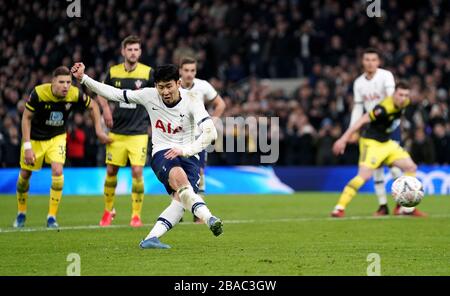 Son Heung-min di Tottenham Hotspur segna il terzo obiettivo del gioco da una punizione Foto Stock