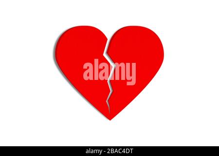 Rosso carta cuore rotto isolato su sfondo bianco. Oggetto con tracciato di ritaglio. Foto Stock