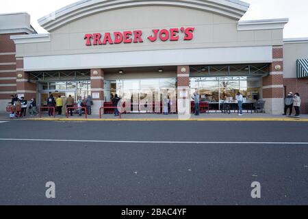 Bailey'S Crossroads, Virginia, Stati Uniti. 26 marzo 2020. I clienti in linea applicano le distanze sociali al di fuori del negozio di generi alimentari di Trader Joe a Bailey's Crossroads, Virginia, il giovedì 26 marzo 2020. Credit: Sait Serkan Gurbuz/ZUMA Wire/Alamy Live News Foto Stock