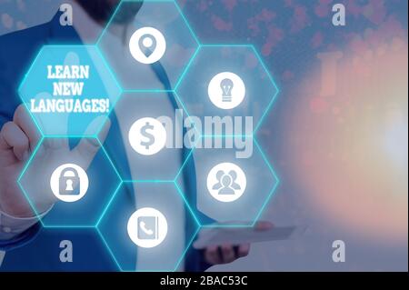 Testo della scrittura di imparare nuove lingue. Foto concettuale lo sviluppo di capacità di comunicare in lingua straniera Foto Stock