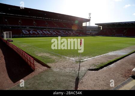 Una vista generale del campo da calcio di Oakwell davanti alla partita Foto Stock