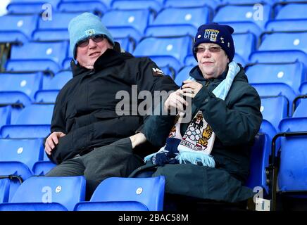 Sostenitori di Coventry City nello stand prima del gioco contro Bolton Wanderers Foto Stock