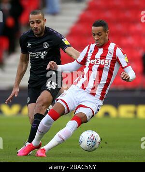 Tom Ince di Stoke City e Darren Pratley di Charlton Athletic durante la partita del Campionato Sky Bet presso lo stadio bet365 Foto Stock