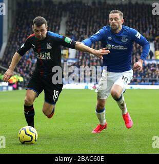 Gylfi Sigurdsson di Everton e James McArthur di Crystal Palace combattono per la palla Foto Stock