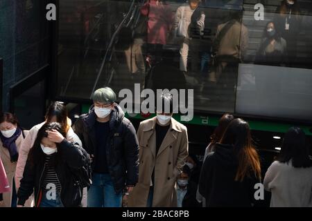 Seoul, Corea del Sud. 13 Marzo 2020. Persone che indossano maschere protettive come precauzione contro lo scoppio del Coronavirus Walk a Gangnam Station.South Korea registra 131 morti e 9241 casi confermati del romanzo coronavirus (COVID19) da quando il paese ha confermato il suo primo caso nel gennaio 21. Il governo sudcoreano ha chiuso le scuole, annullato gli eventi e raccomanda la chiusura di strutture religiose, sportive e locali notturni. Credit: Simon Shin/SOPA Images/ZUMA Wire/Alamy Live News Foto Stock