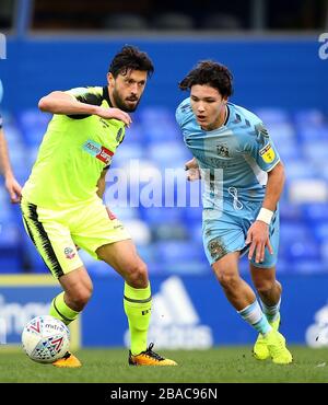 Il Callum o'Hare di Coventry City (a destra) e Jason Lowe di Bolton Wanderers si battono per la palla Foto Stock