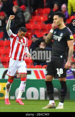 Andre Green di Charlton Athletic reagisce mentre Tom Ince di Stoke City celebra il suo secondo obiettivo del gioco Foto Stock