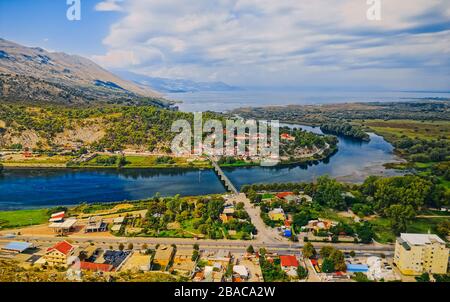 Shkoder Buna fiume natura in Albania panoramica vista aerea Foto Stock