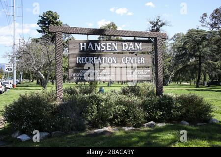 Pacoima, Stati Uniti. 26 marzo 2020. PACOIMA, LOS ANGELES, CALIFORNIA, Stati Uniti - 26 MARZO: Un Hansen Dam Recreation Center firma all'ingresso di un centro di test COVID-19 per il coronavirus presso l'Hansen Dam Park il 26 marzo 2020 a Pacoima, Los Angeles, California, Stati Uniti. La California, lo stato americano più popoloso, è stata uno dei più colpiti dalla pandemia. (Foto di Xavier Collin/Image Press Agency) Credit: Image Press Agency/Alamy Live News Foto Stock