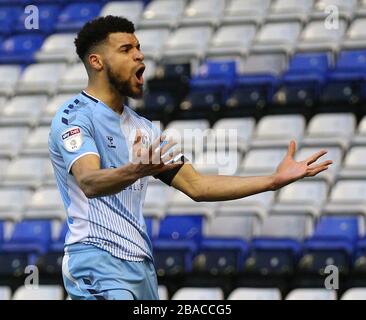 Maxime Biamou di Coventry City festeggia il secondo obiettivo del gioco Foto Stock