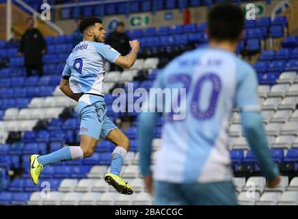 Maxime Biamou di Coventry City festeggia il secondo obiettivo del gioco Foto Stock