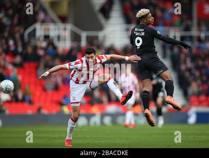 Danny Batth (a sinistra) di Stoke City e Lyle Taylor di Charlton Athletic combattono per la palla durante la partita del Campionato Sky Bet allo stadio bet365 Foto Stock