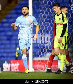 Maxime Biamou di Coventry City festeggia il secondo obiettivo del gioco Foto Stock