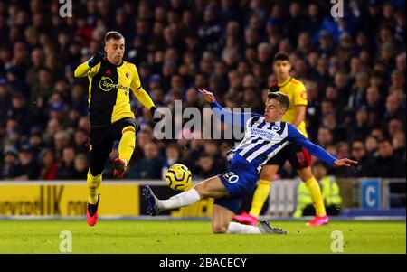 Gerard Deulofeu di Watford (a sinistra) e Solly March di Brighton e Hove Albion Foto Stock