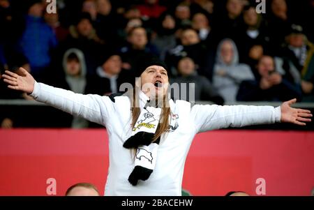 Un fan della Derby County negli stand mostra il loro supporto Foto Stock