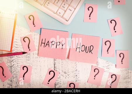 Cartello di testo che mostra Happy Hour. Foto di lavoro che mostra quando le bevande sono vendute a prezzi ridotti in un bar o ristorante strumenti di scrittura, computer roba an Foto Stock