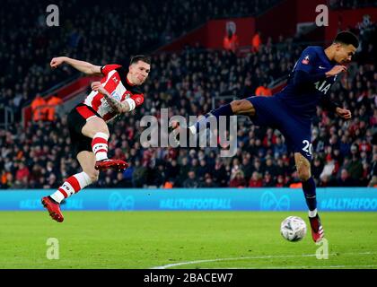 Pierre-Emile Hojbjerg di Southampton ha il suo colpo bloccato da DELE Alli di Tottenham Foto Stock