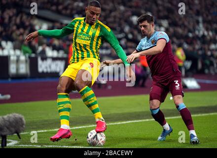 Kenneth Zohore di West Bromwich Albion (a sinistra) e Aaron Cresswell di West Ham United combattono per la palla Foto Stock