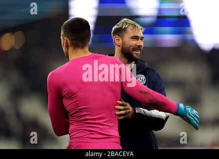 Charlie Austin di West Bromwich Albion (a destra) e Jonathan Bond celebrano la loro vittoria dopo il fischio finale Foto Stock