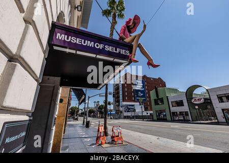 Hollywood, Stati Uniti. 26 marzo 2020. Un desolato Hollywood blvd. I turisti hanno lasciato per casa a causa di preoccupazioni Covid-19. 3/26/2020 Hollywood, CA USA (Photo by Ted Soqui/SIPA USA) Credit: Sipa USA/Alamy Live News Foto Stock