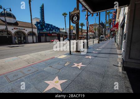 Hollywood, Stati Uniti. 26 marzo 2020. Un desolato Hollywood blvd. I turisti hanno lasciato per casa a causa di preoccupazioni Covid-19. 3/26/2020 Hollywood, CA USA (Photo by Ted Soqui/SIPA USA) Credit: Sipa USA/Alamy Live News Foto Stock