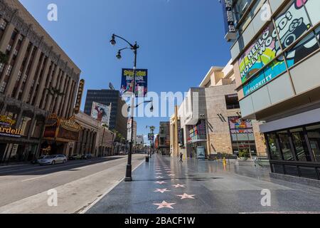 Hollywood, Stati Uniti. 26 marzo 2020. Un desolato Hollywood blvd. I turisti hanno lasciato per casa a causa di preoccupazioni Covid-19. 3/26/2020 Hollywood, CA USA (Photo by Ted Soqui/SIPA USA) Credit: Sipa USA/Alamy Live News Foto Stock