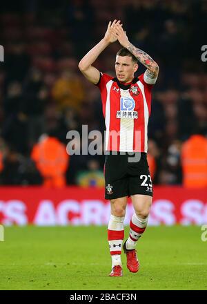 Pierre-Emile Hojbjerg di Southampton applaude i fan a tempo pieno Foto Stock