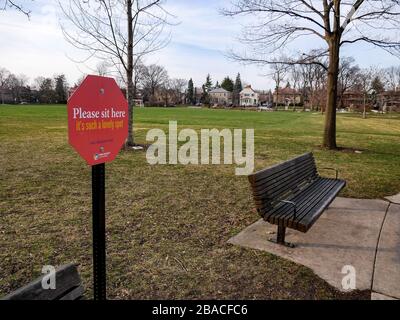 Oak Park, Illinois, Stati Uniti. 25 marzo 2020. Taylor Park in questo sobborgo occidentale di Chicago, vuoto durante la pandemia COVID-19. Foto Stock