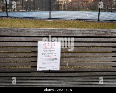 Oak Park, Illinois, Stati Uniti. 25 marzo 2020. Il parco giochi è chiuso per un preavviso COVID-19 a Taylor Park. La chiusura include tennis e altre strutture sportive all'aperto. Foto Stock