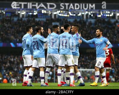 Bernardo Silva (al centro) di Manchester City festeggia il secondo traguardo del suo fianco con i compagni di squadra Foto Stock