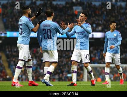 Bernardo Silva (al centro) di Manchester City festeggia il secondo traguardo del suo fianco con i compagni di squadra Riyad Mahrez (a sinistra) e Phil Foden Foto Stock