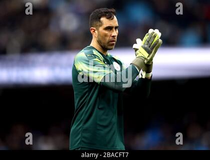 Il portiere di Manchester, Claudio Bravo, applaude i fan dopo il fischio finale Foto Stock