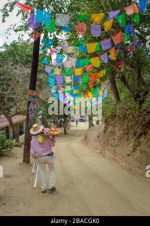 Venditore di ciambelle che vende a piedi a Los Muertos spiaggia a Sayulita, Messico. Foto Stock