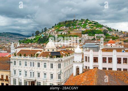 Paesaggio urbano di Quito con il centro storico della città in stile coloniale architettura e la collina Panecillo con la Vergine di Quito, Ecuador. Foto Stock