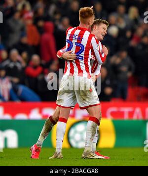 James McClean (a destra) di Stoke City celebra il secondo obiettivo del suo fianco con il compagno di squadra Sam Clucas Foto Stock