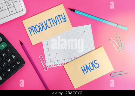 Nota di scrittura che mostra le Hacks di produttività. Concetto di affari per i trucchi che ottenete più fatti nella stessa quantità di tempo che scrive le attrezzature ed il calcolatore Foto Stock