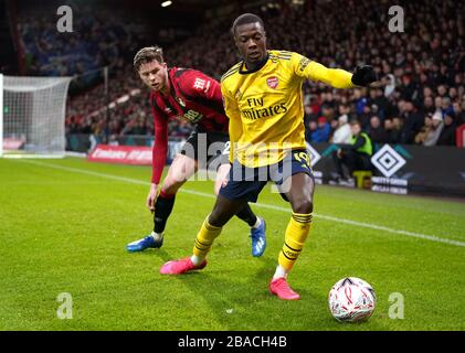 Jack Simpson di Bournemouth (a sinistra) e Nicolas Pepe di Arsenal combattono per la palla Foto Stock