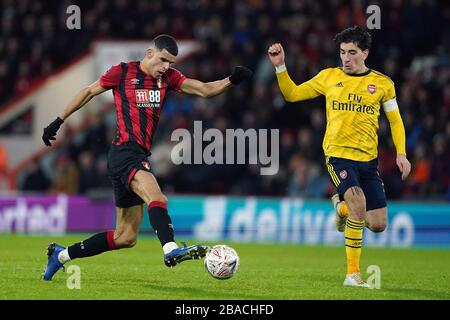 Dominic Solanke di Bournemouth (a sinistra) Hector Bellerin dell'Arsenal Foto Stock