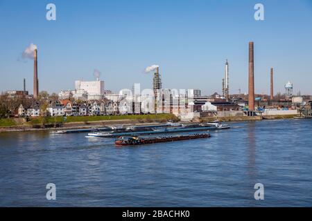 Le navi da trasporto navigano sul Reno vicino Duisburg-Homberg, Duisburg, North Rhine-Westfalia, Germania Foto Stock