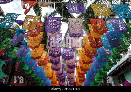 Papel Picado appesa sulle strade di Sayulita, Nayarit, Messico. Foto Stock