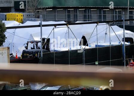 New York, Stati Uniti. 26 marzo 2020. Le tende sono erette per un morgue improvvisato che è stato costruito al Bellevue Hospital a New York City il giovedì 26 marzo 2020. La costruzione iniziò su un morgue improvvisato costruito al Bellevue Hospital di NYC prima di un continuo Surge COVID-19. Gli Stati Uniti ora guida il mondo nei casi confermati di Coronavirus. Foto di John Angelillo/UPI Credit: UPI/Alamy Live News Foto Stock